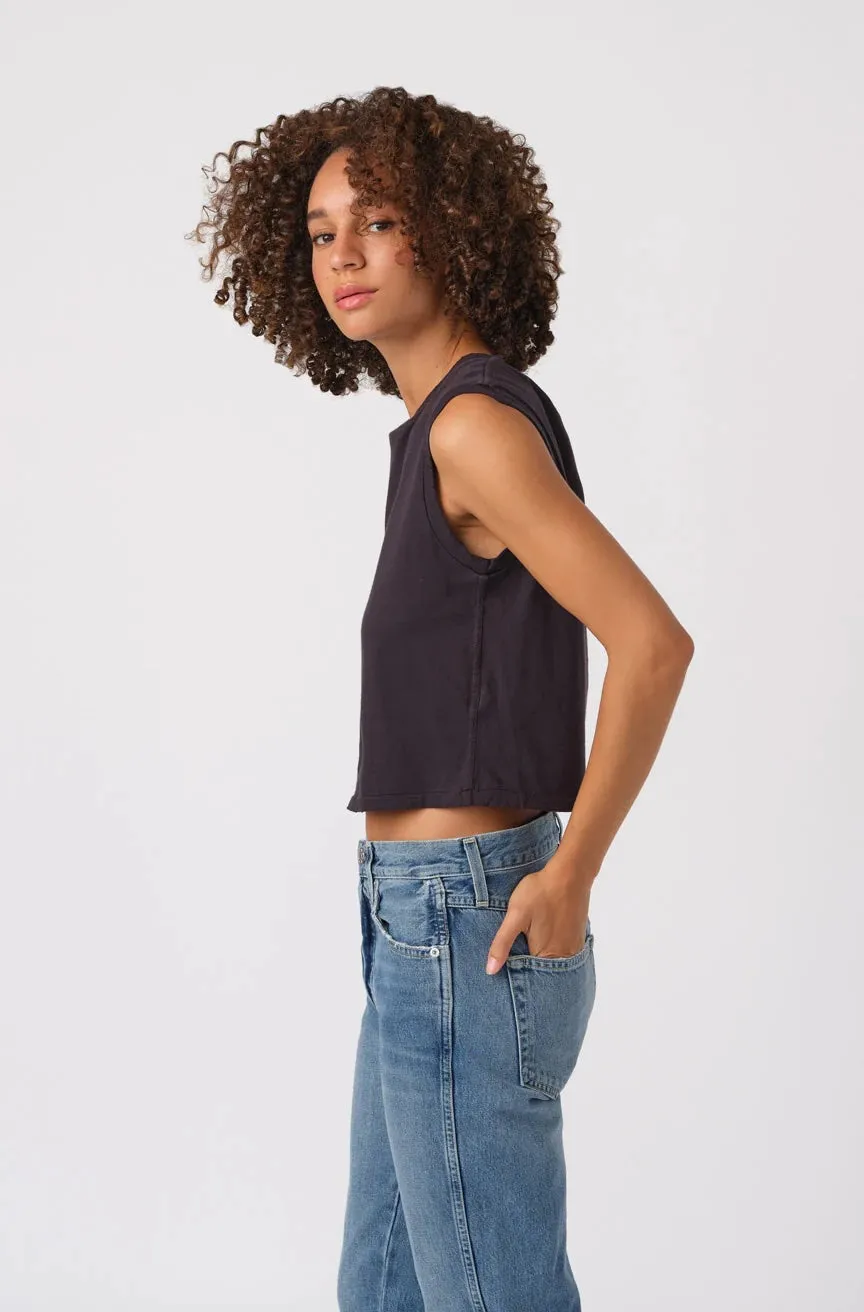 SLEEVELESS BABE TEE IN VINTAGE BLACK